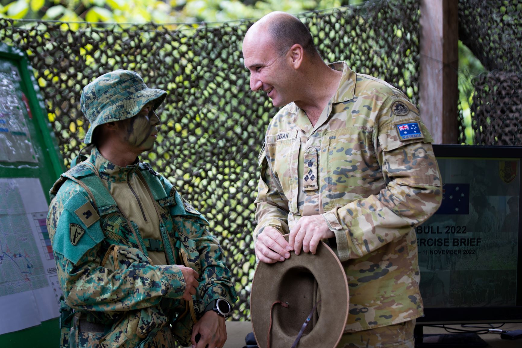 Kahlil Fegan with Major Asmawiduring of the Royal Brunei Land Forces at Exercise Mallee Bull 2022 (Defence)