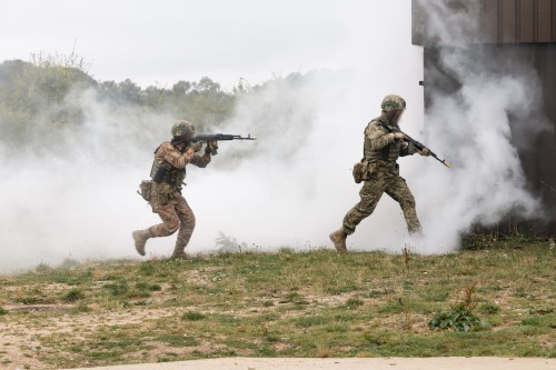 Ukrainian soldiers training