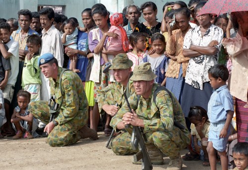 Troops from 5/7 RAR and East Timorese locals, 21 February 2000. (Image: Defence)