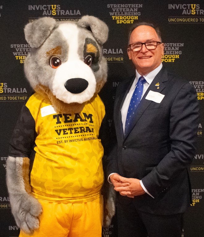 Glenn Keys with Cobber, Team Australia’s Invictus Games mascot