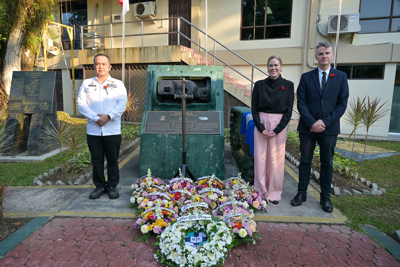 Secretary Alison Faeme with Lieutenant Colonel Arih Frananta Filipus Sembiring (left) and Ambassador Rod Brazier on Anzac Day at the Tank Memorial, Balikpapan, Indonesia 