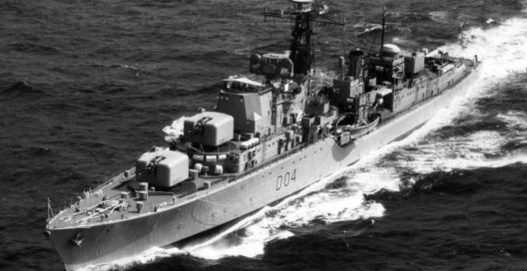 Black and white aerial photo of destroyer at sea