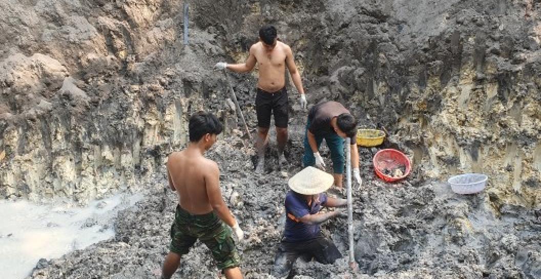 Workers at burial location of fallen Vietnamese soldiers