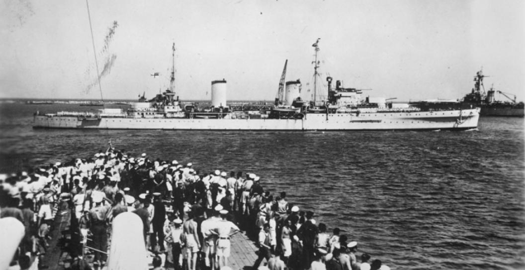 A black and white photo of a crowd watching the HMAS Sydney in Alexandria Harbour