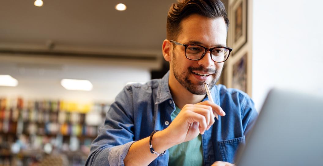 2 people sitting together on a couch, both of a multicultural background. one wears an ADF uniform.