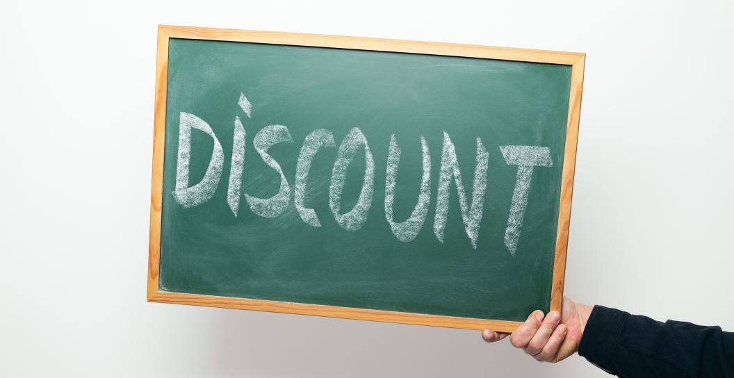 A chalkboard with the word 'discount' handwritten in white chalk.